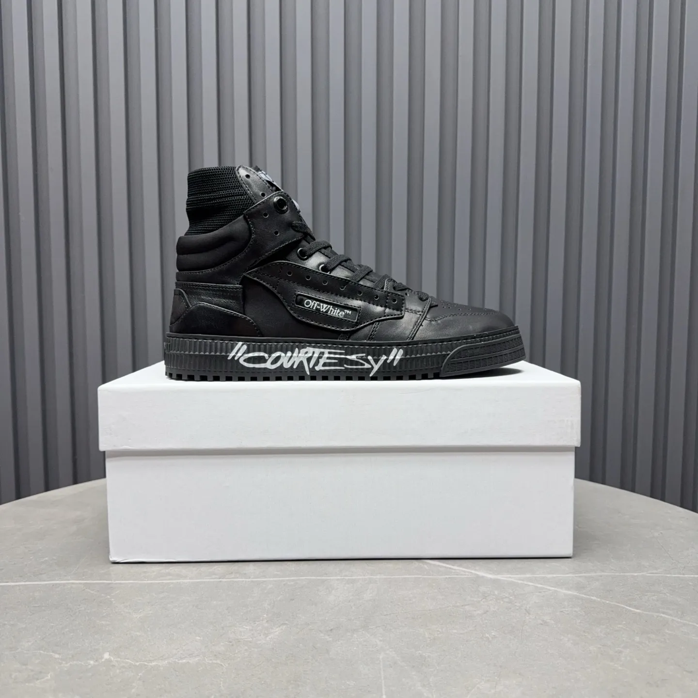 [OFF WHITE] P: 740💰Couple model👫, Size: Female 35-40. Male 39-44 (45.46 customized) High-quality version👊 "Out of office" series original molding, original lasting, production process 1:1 original ➰OFF GRAY WHITE OW ➰ First-layer cowhide, imported skin-friendly and environmentally friendly polyester mesh, original molding, high elasticity and environmentally friendly molding pad Made with the original lasting process. The original molded rubber outsole (never yellows and deforms) has a super correct shape, bright color and strong three-dimensional effect👍. Packaging💯Full set of packaging synchronized with the official website (branded paper, certificate of quality, branded cloth bag)